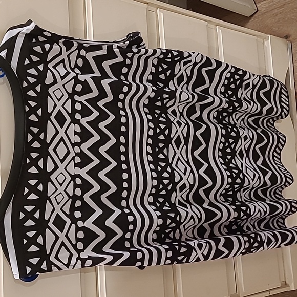 Black and  White Pattern Shell Top - Picture 3 of 3